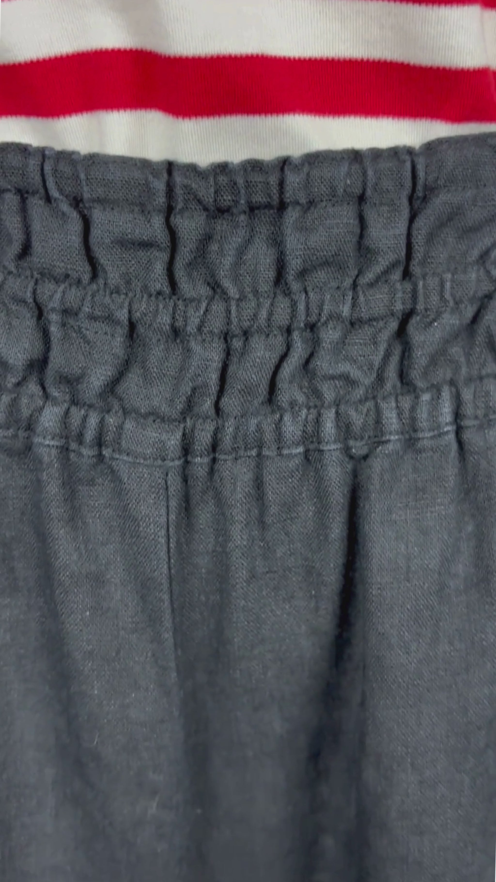 Pantalon en lin noir-bleu à taille froncée élastique by Anthropologie, taille medium. Vue de la vidéo qui présente tous les détails du pantalon.