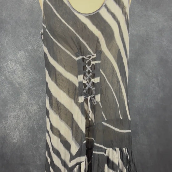 Robe longue effet froissé Lauren Vidal, taille xxl (convient mieux à large). Vue de la vidéo qui présente tous les détails de la robe.