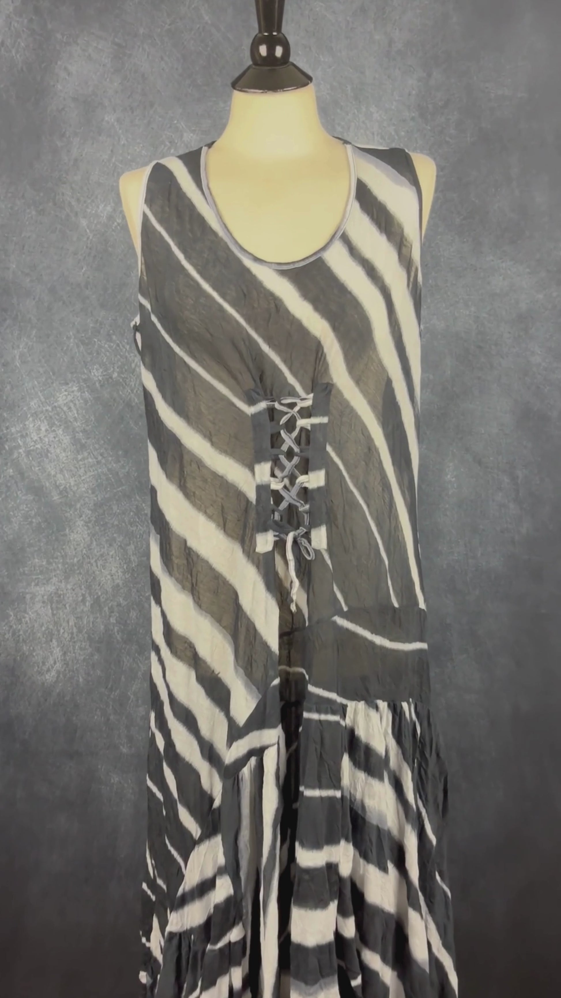 Robe longue effet froissé Lauren Vidal, taille xxl (convient mieux à large). Vue de la vidéo qui présente tous les détails de la robe.