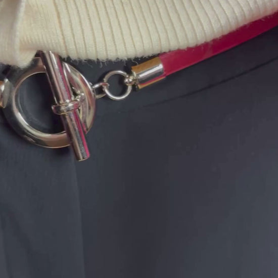 Pantalon marine très foncé The Effortless Pant de Wilfred, version écourtée, taille 8. Vue de la vidéo qui présente tous les détails du pantalon.
