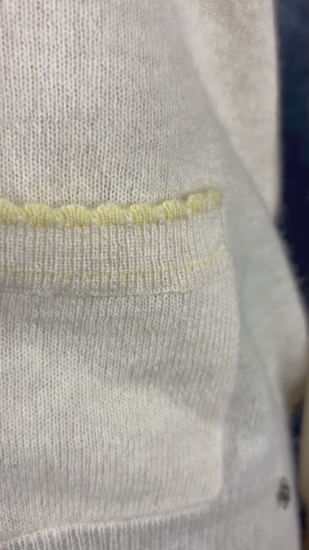 Cardigan jaune doux en laine et angora, avec détails festonnés et col rond, Des Petits Hauts, taille 2 (s/m). Vue de la vidéo qui présente tous les détails du cardigan.
