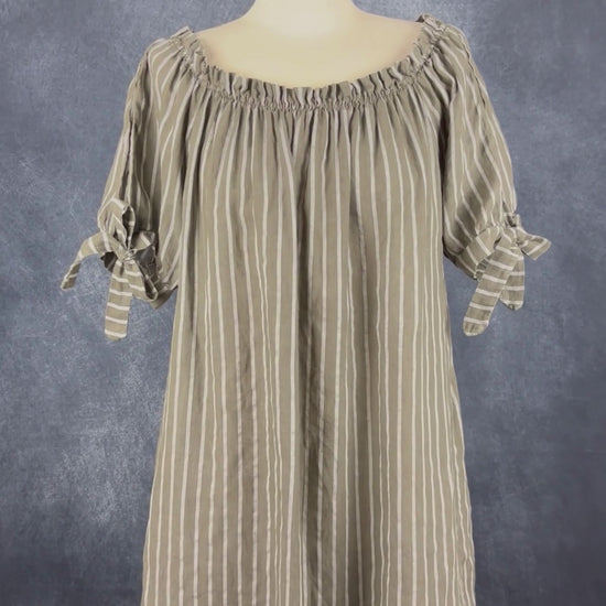 Robe kaki foncé à rayures et encolure extensible Lauren Vidal, taille estimée à large. Vue de la vidéo qui présente tous les détails de la robe.