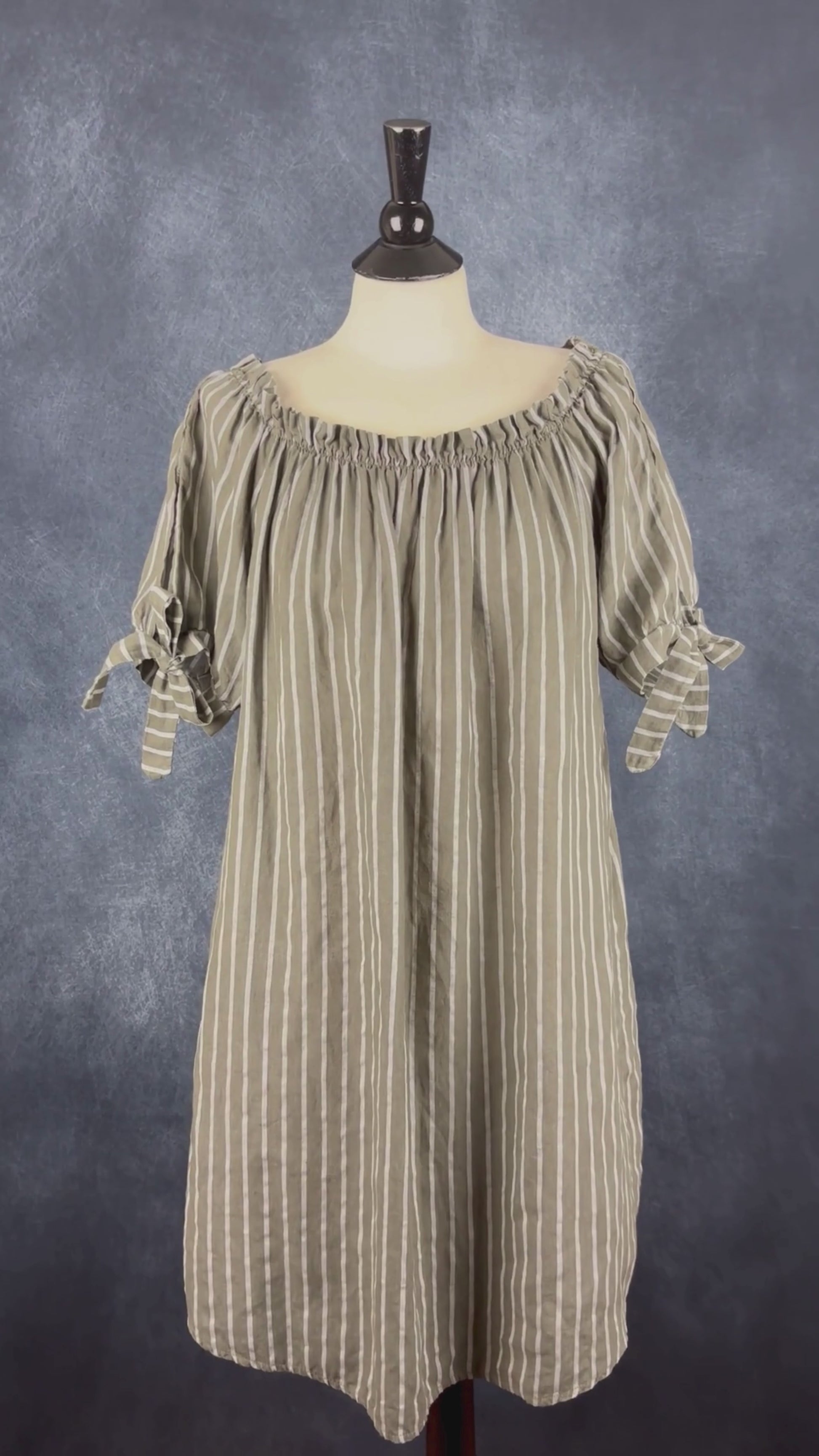 Robe kaki foncé à rayures et encolure extensible Lauren Vidal, taille estimée à large. Vue de la vidéo qui présente tous les détails de la robe.