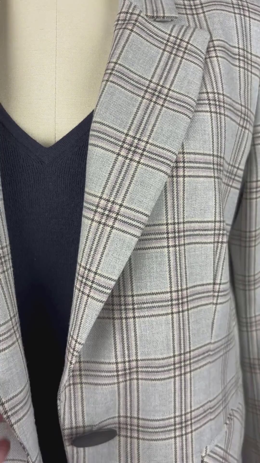 Blazer à grands carreaux bleu-gris long Tristan, taille 6. Vue de la vidéo qui présente tous les détails du blazer.