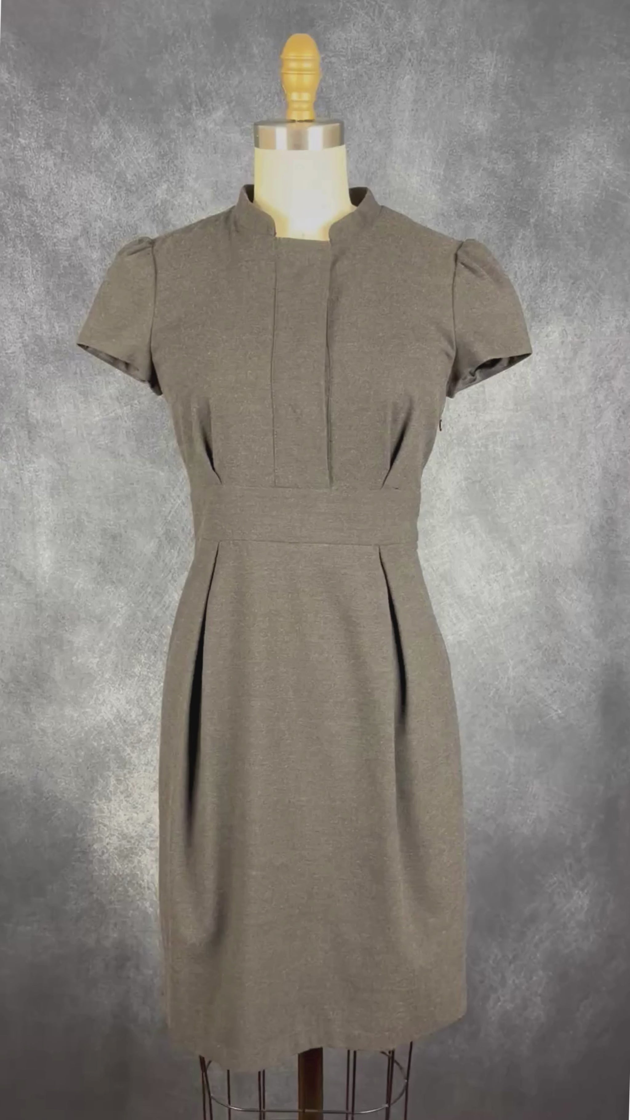 Robe grise en fin lainage Tara Jarmon, taille 38 qui équivaut à small. Vue de la vidéo qui présente tous les détails de la robe.