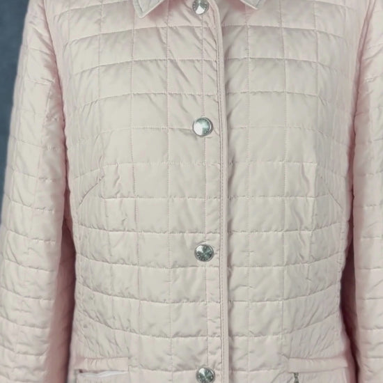 Veste matelassée rose doux Basler, taille 42 qui équivaut environ à medium ou petit large. Vue de la vidéo qui présente tous les détails du manteau.