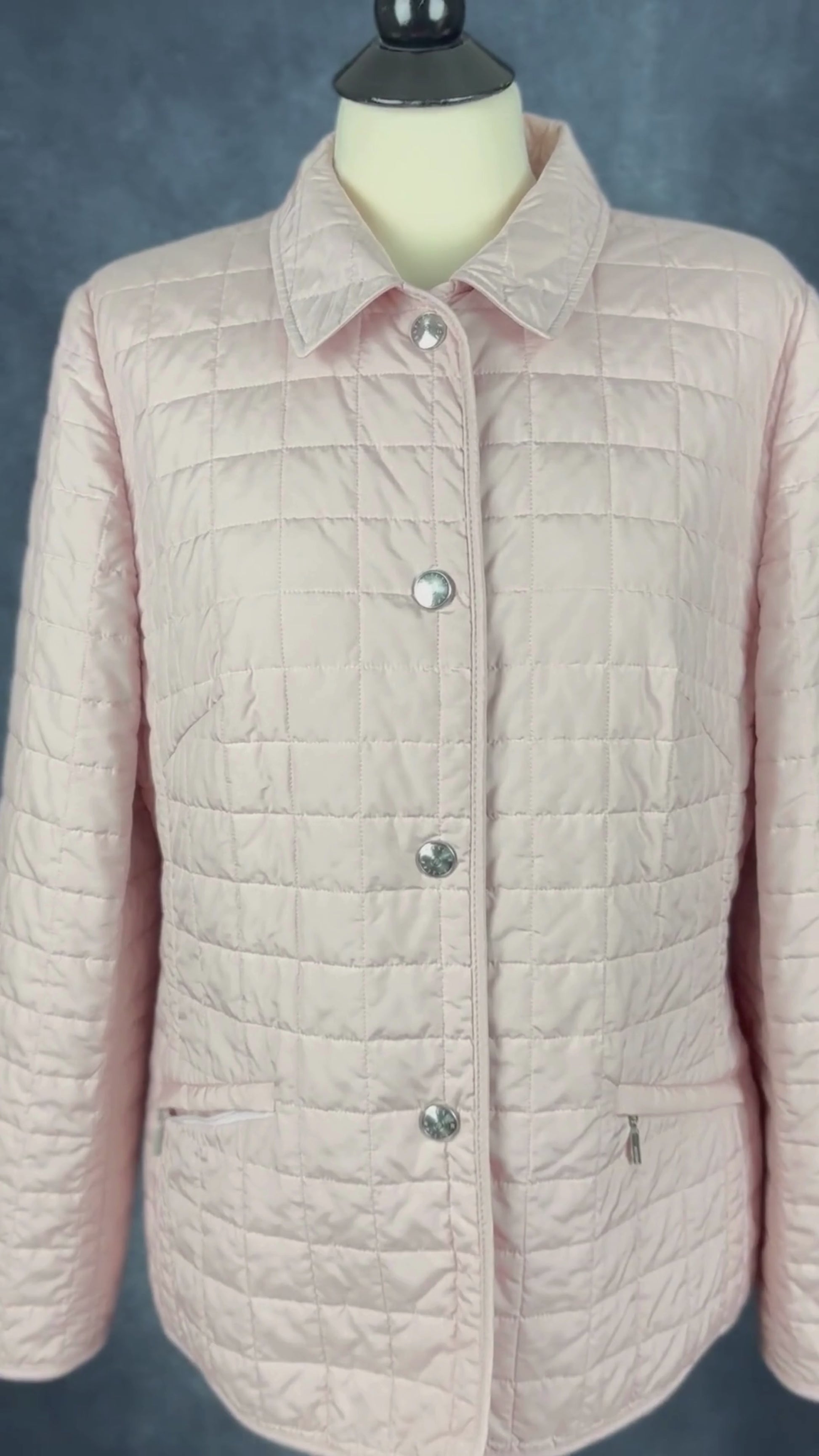 Veste matelassée rose doux Basler, taille 42 qui équivaut environ à medium ou petit large. Vue de la vidéo qui présente tous les détails du manteau.