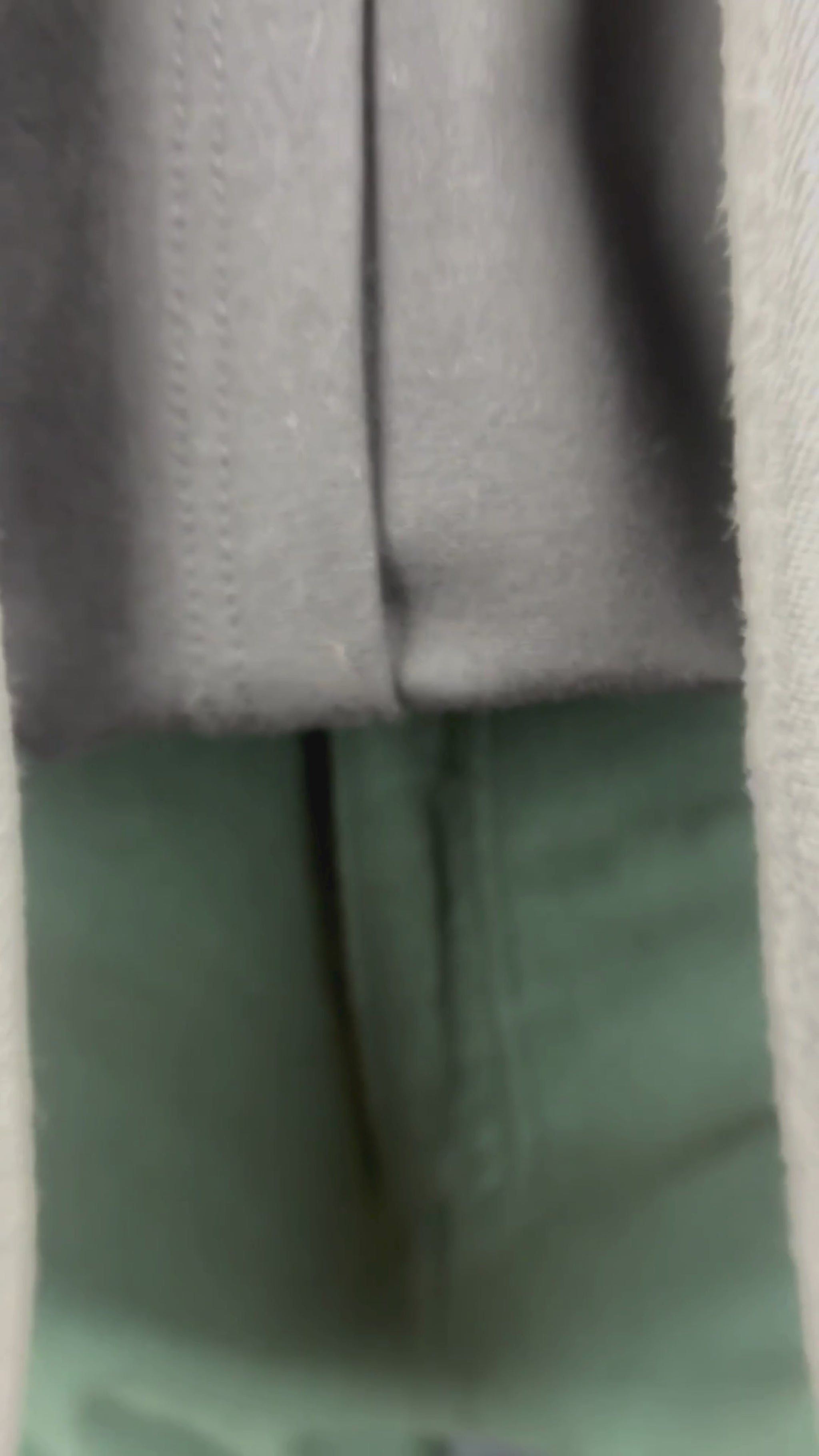 Blazer décontracté gris chiné en mélange de laine et cachemire M0851, taille medium. Vue de la vidéo qui présente tous les détails de la veste.