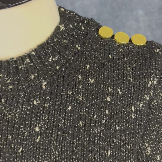 Chandail en tricot noir et doré Ichi, taille small. Vue de la vidéo qui présente tous les détails du chandail.