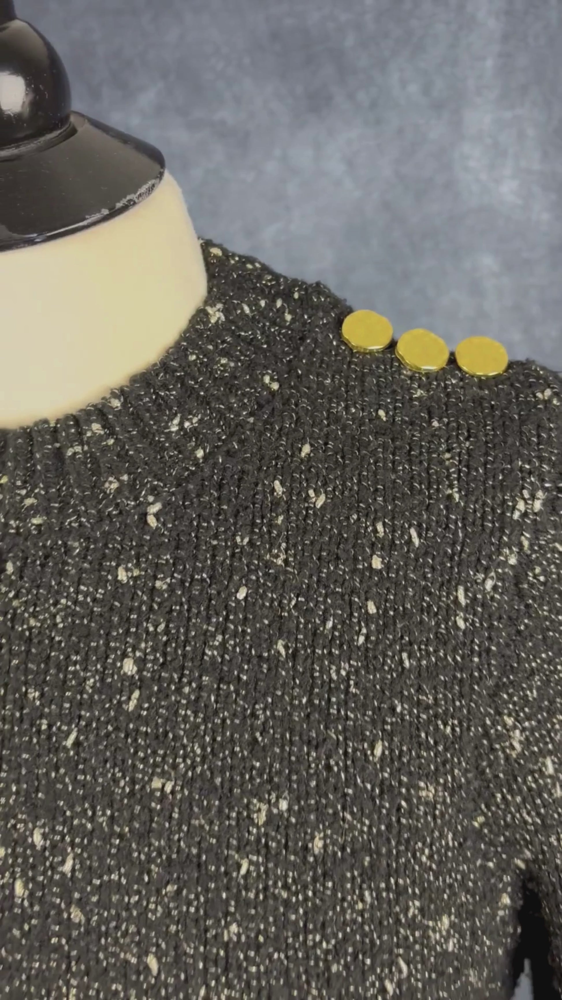 Chandail en tricot noir et doré Ichi, taille small. Vue de la vidéo qui présente tous les détails du chandail.