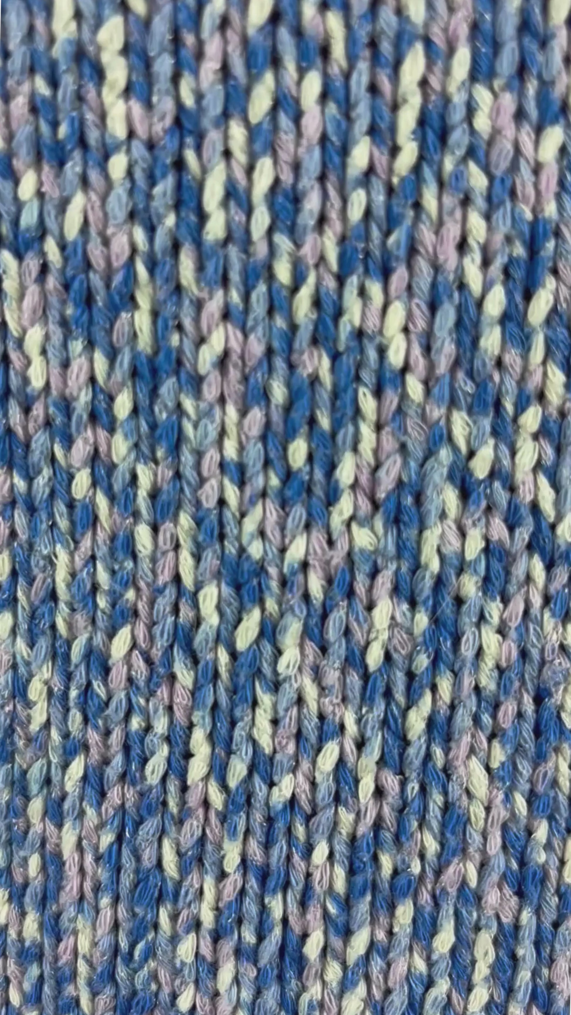 Chandail en tricot douillet pastel à encolure en V Olsen, taille 12 (m/l). Vue de la vidéo qui présente tous les détails du chandail.