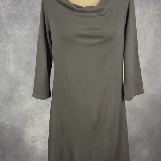 Robe noire en fin tricot à col baveux en mélange de laine Royal Robbins, taille medium. Vue de la vidéo qui présente tous les détails de la robe.