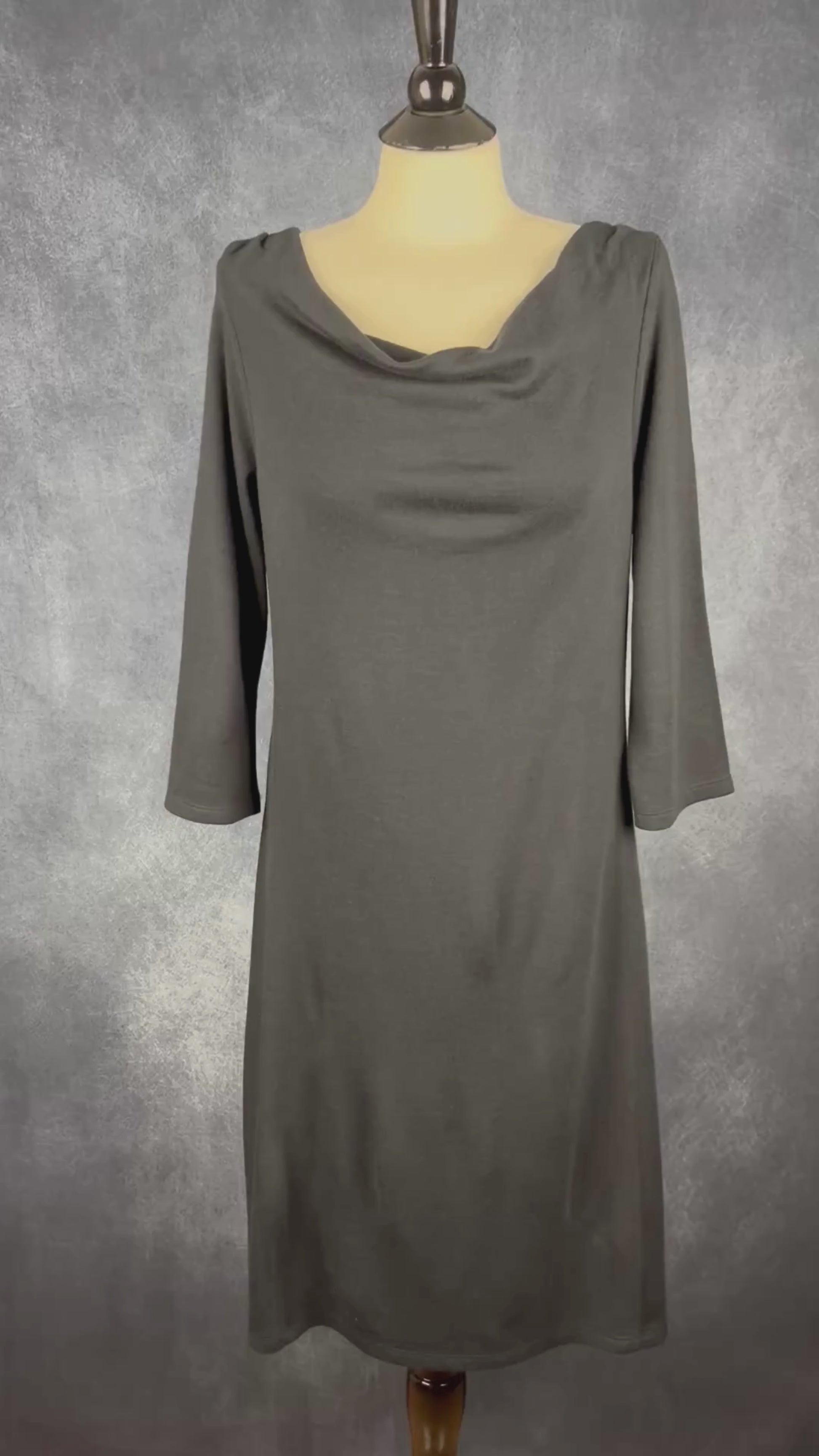 Robe noire en fin tricot à col baveux en mélange de laine Royal Robbins, taille medium. Vue de la vidéo qui présente tous les détails de la robe.