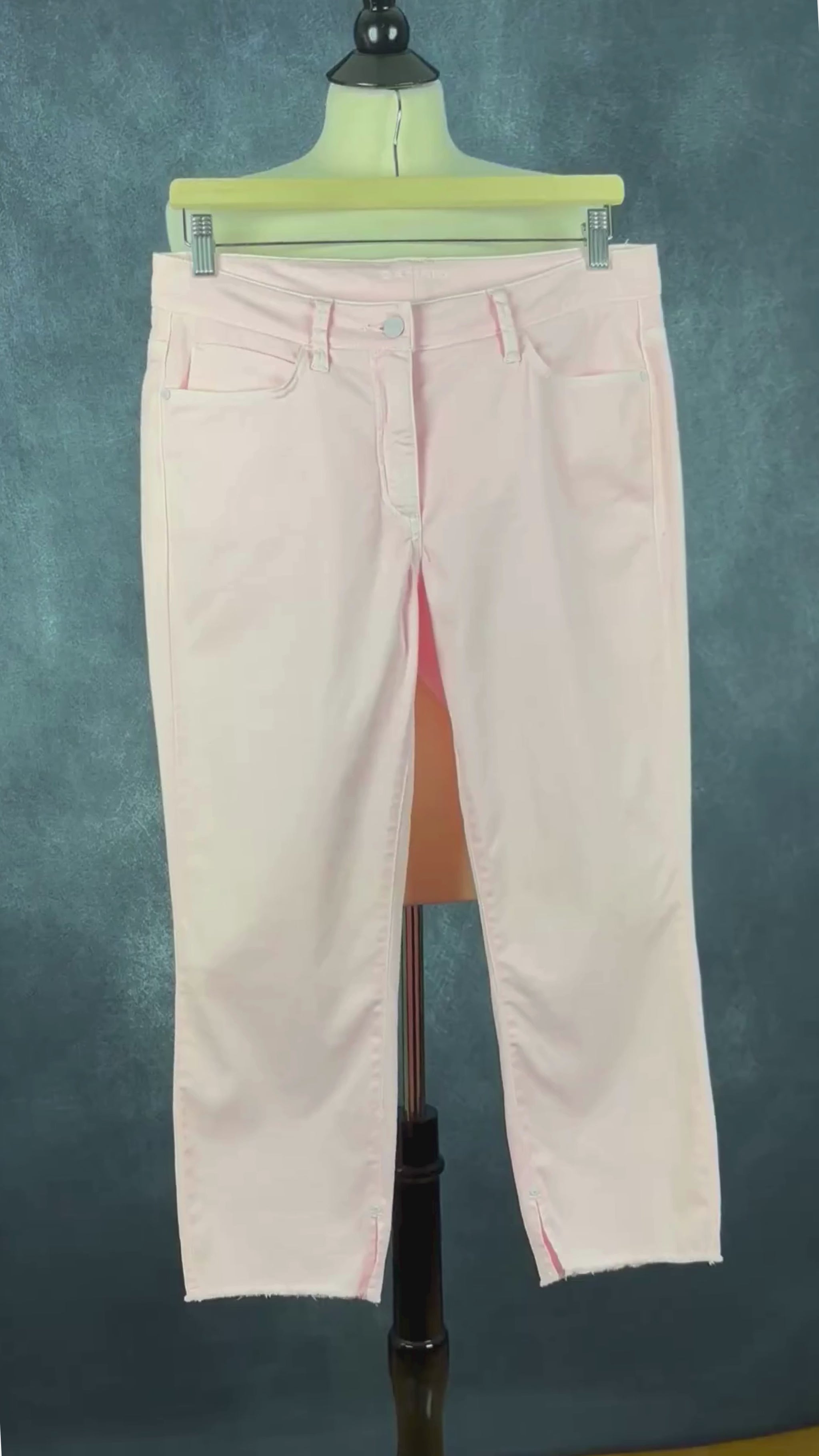 Pantalon écourté rose doux Cambio, taille 38. Vue de la vidéo qui présente tous les détails du pantalon.