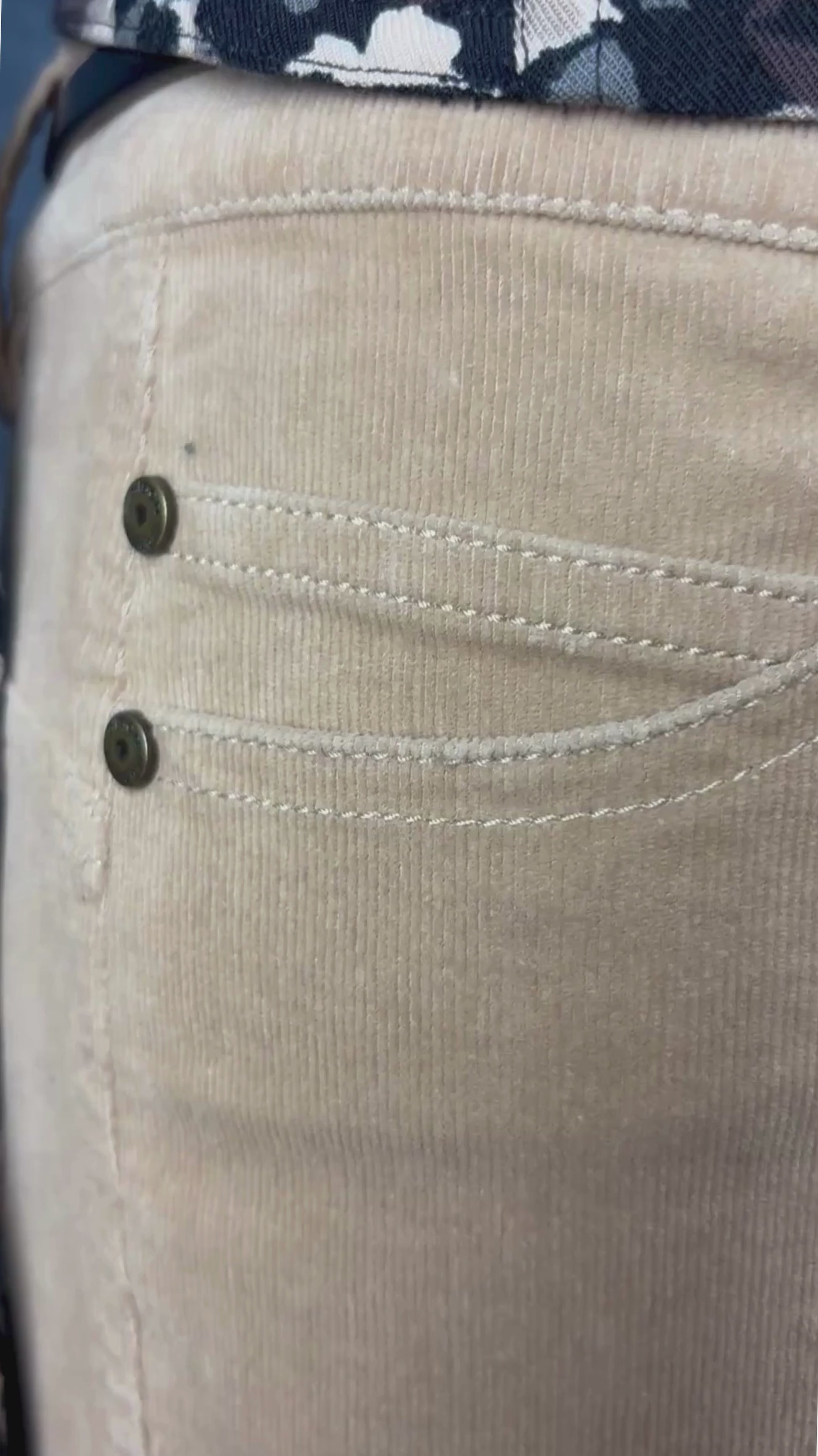 Pantalon beige tan en fin velours côtelé Olsen (modèle Lisa), taille 4 (xs/s). Vue de la vidéo qui présente tous les détails du pantalon.
