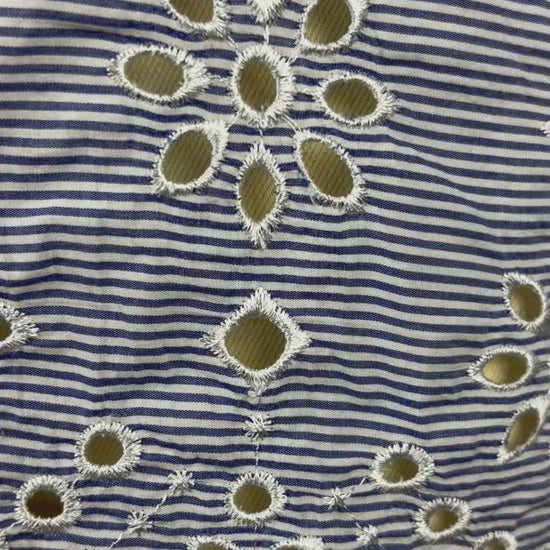 Blouse à rayures et broderie anglaise à l'ourlet Imperial, taille medium. Vue de la vidéo qui présente tous les détails de la blouse.