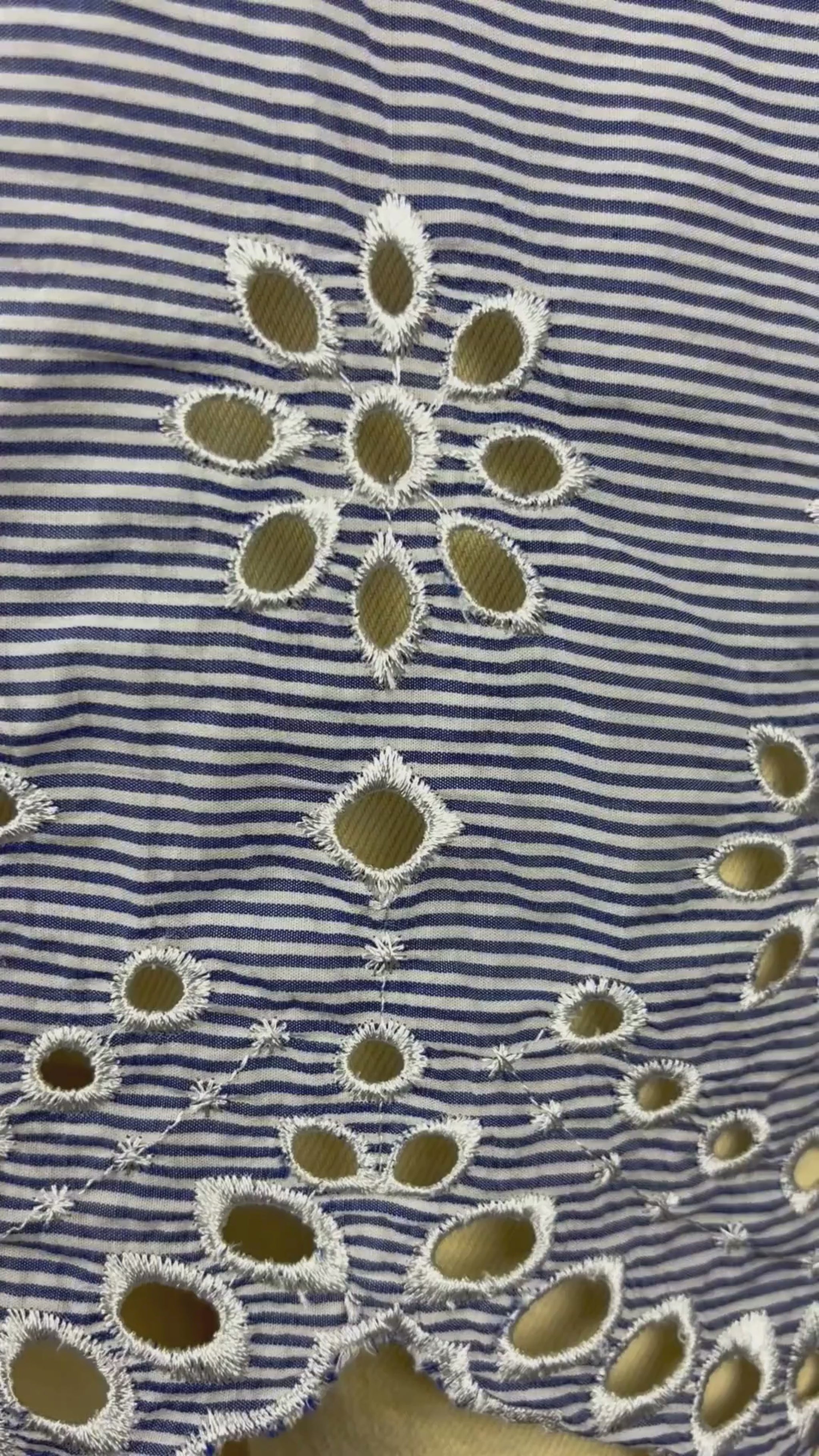 Blouse à rayures et broderie anglaise à l'ourlet Imperial, taille medium. Vue de la vidéo qui présente tous les détails de la blouse.