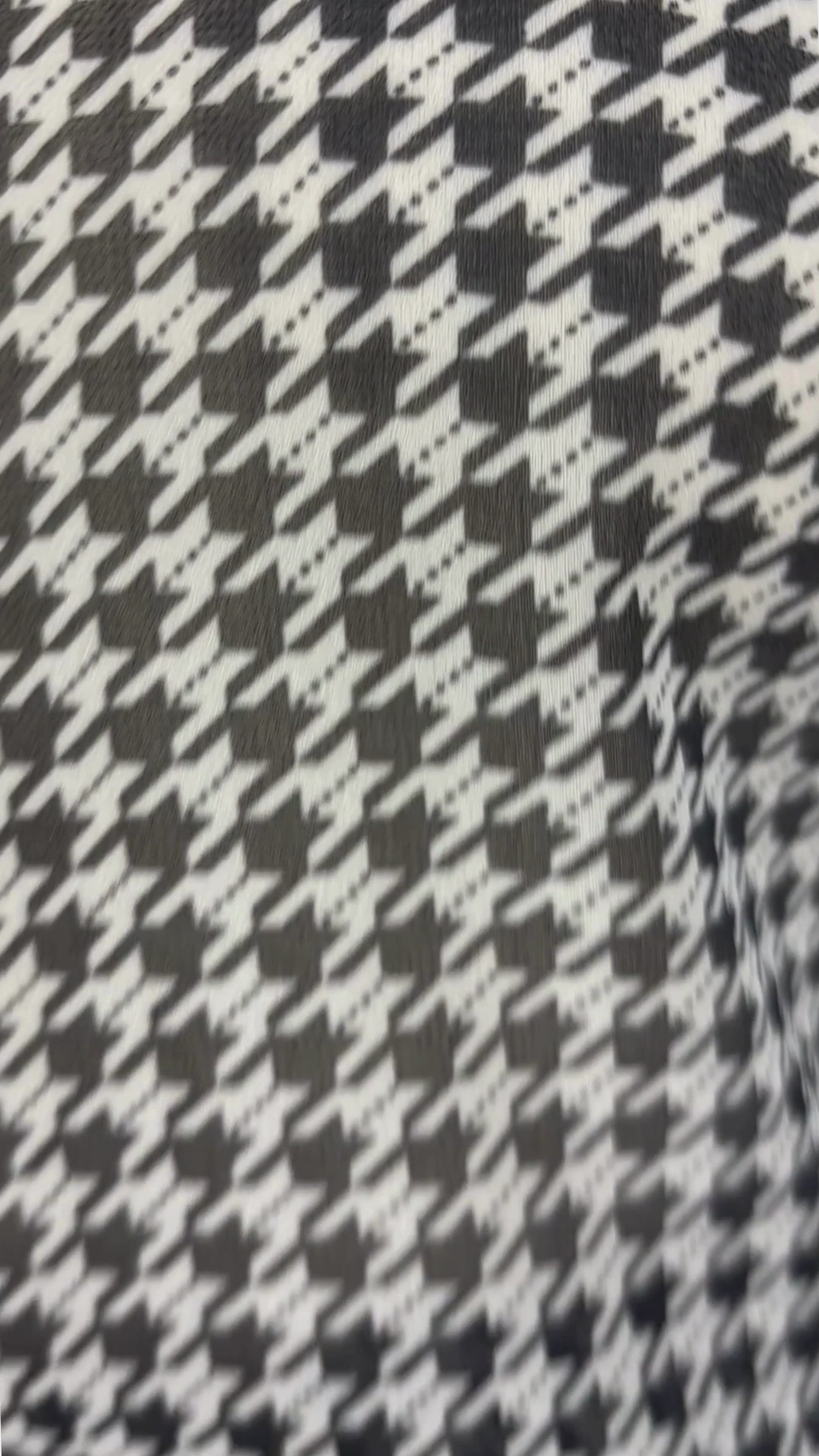 Blouse translucide pied-de-poule noir et beige avec détails ruchés Scotch & Soda, taille medium. Vue de la vidéo qui présente tous les détails de la blouse.