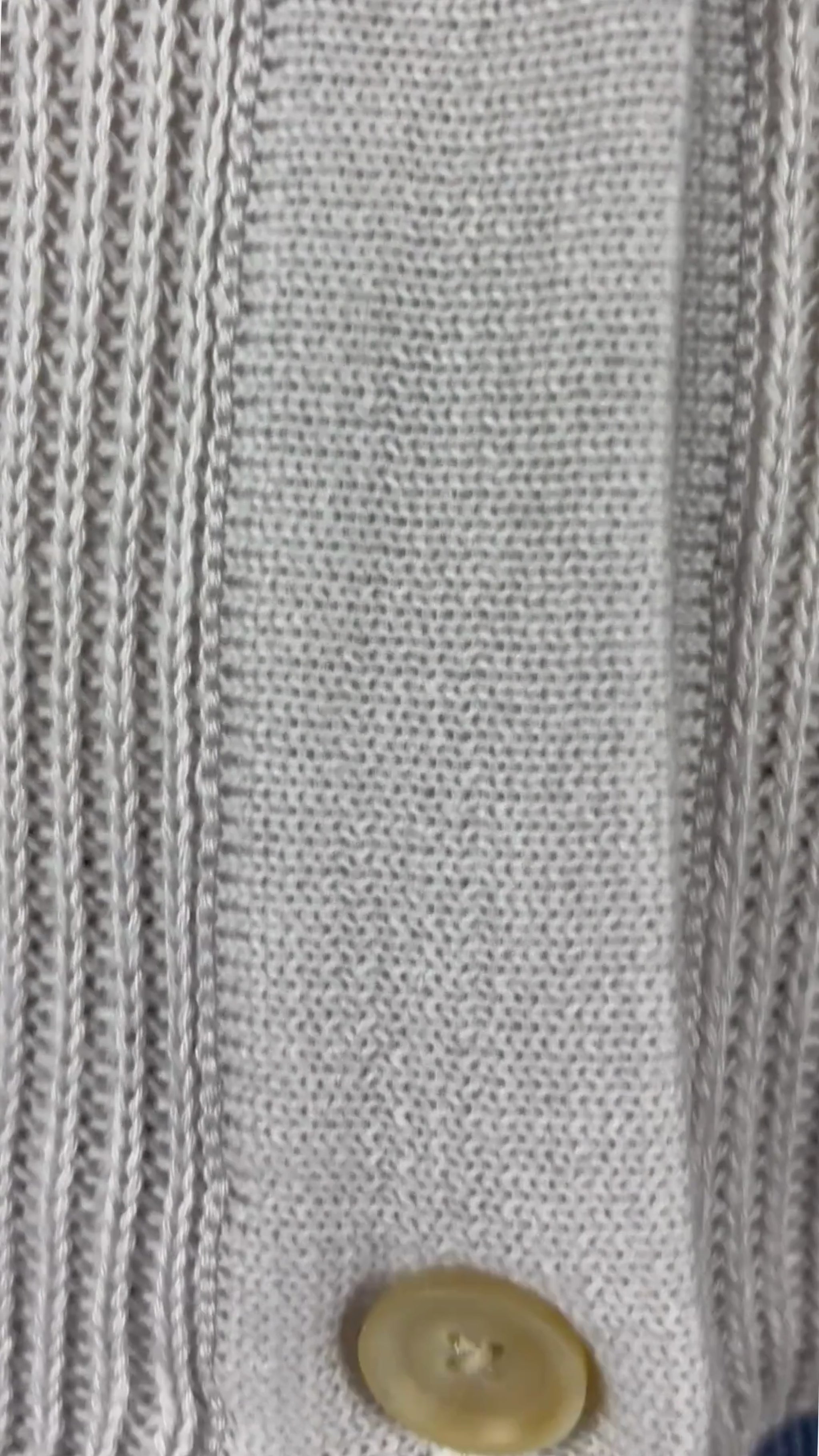 Cardigan gris beige en coton et cachemire Ça va de soi, taille small. Vue de la vidéo qui présente tous les détails.