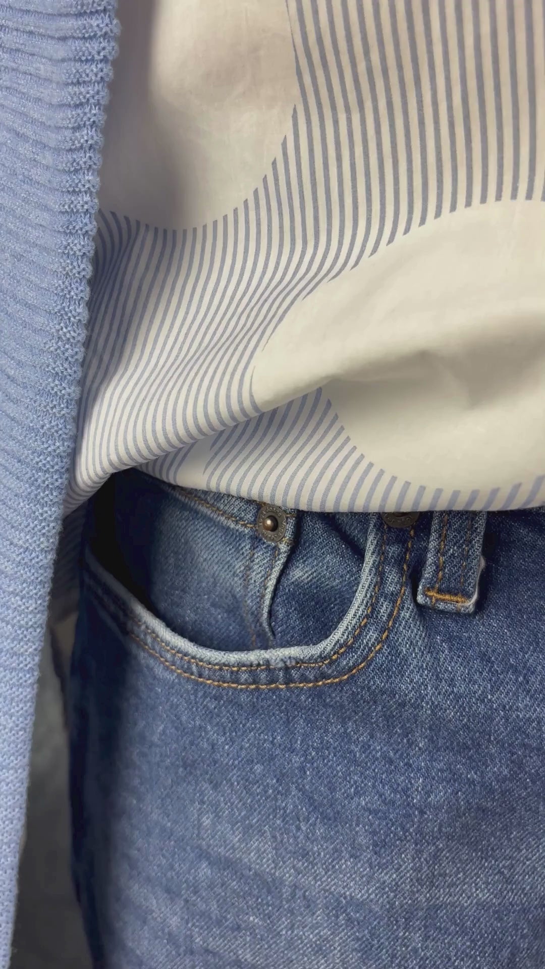 Jeans coupe étroite délavage bleu moyen Yoga Jeans, taille 29. Vue de la vidéo qui présente tous les détails du jeans.