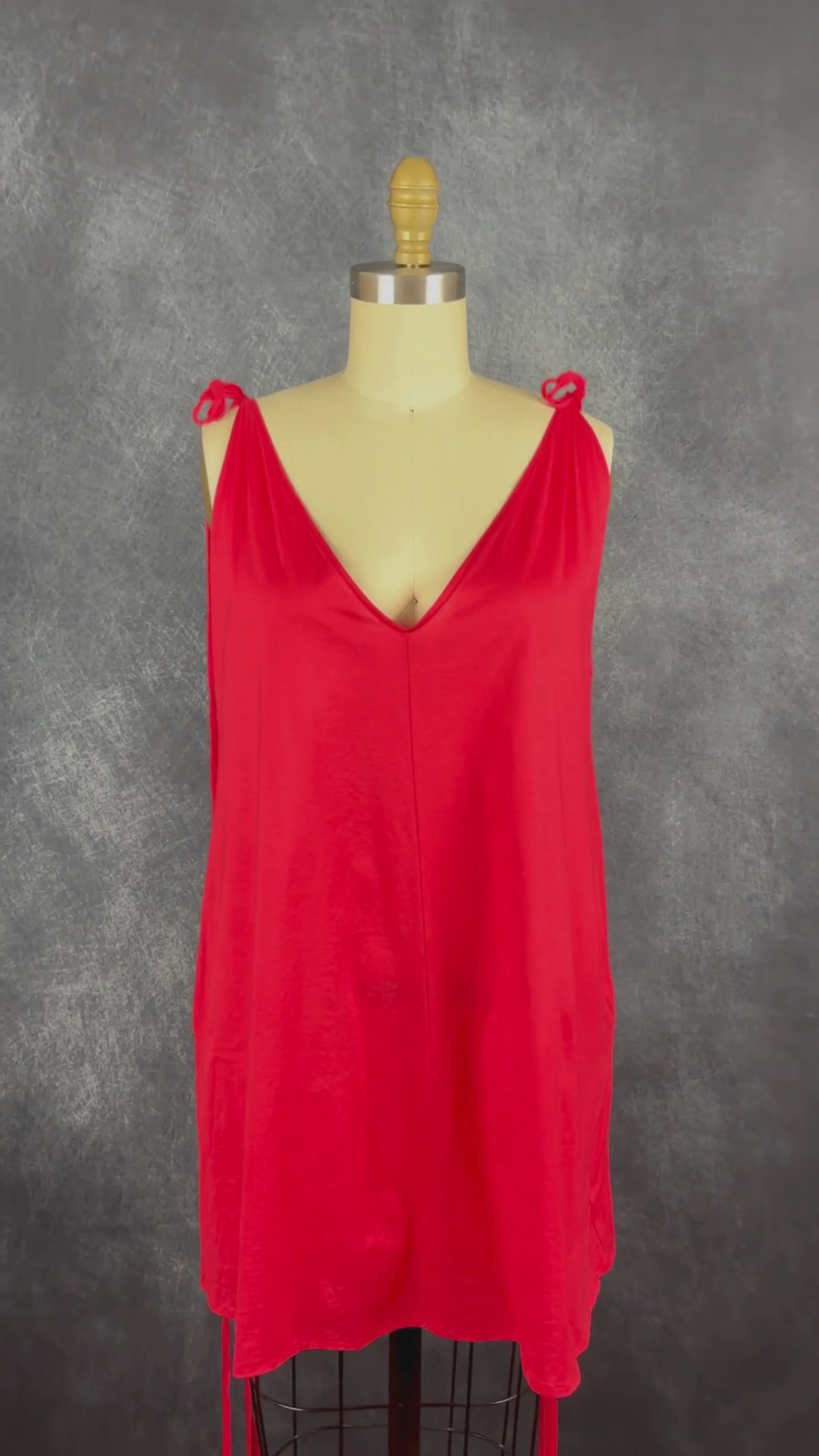 Robe de plage en coton avec poches rouge corail Shan, taille 1 (entre small et large). Vue de la vidéo qui présente tous les détails de la robe.
