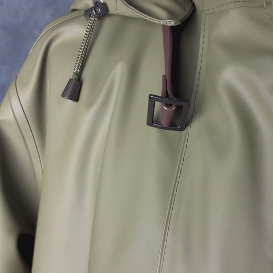 Imperméable vert olive Isle Jacobsen, taille 36 (s). Vue de la vidéo qui présente tous les détails du manteau.
