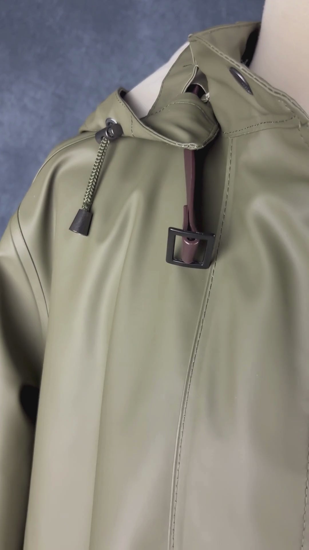 Imperméable vert olive Isle Jacobsen, taille 36 (s). Vue de la vidéo qui présente tous les détails du manteau.