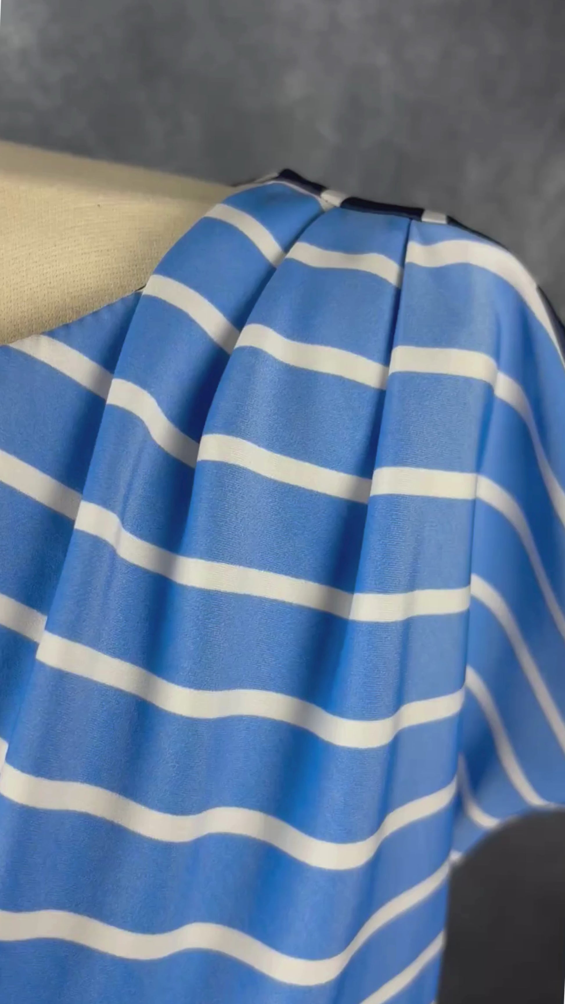 Blouse à rayures et détail plissé à l'épaule Maison Cinqcent, taille medium. Vue de la vidéo qui présente tous les détails de la blouse.