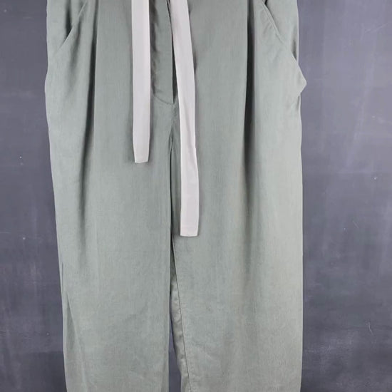 Pantalon vert en lyocell et lin Wilfred, taille 8. Vue de la vidéo qui présente tous les détails du pantalon.