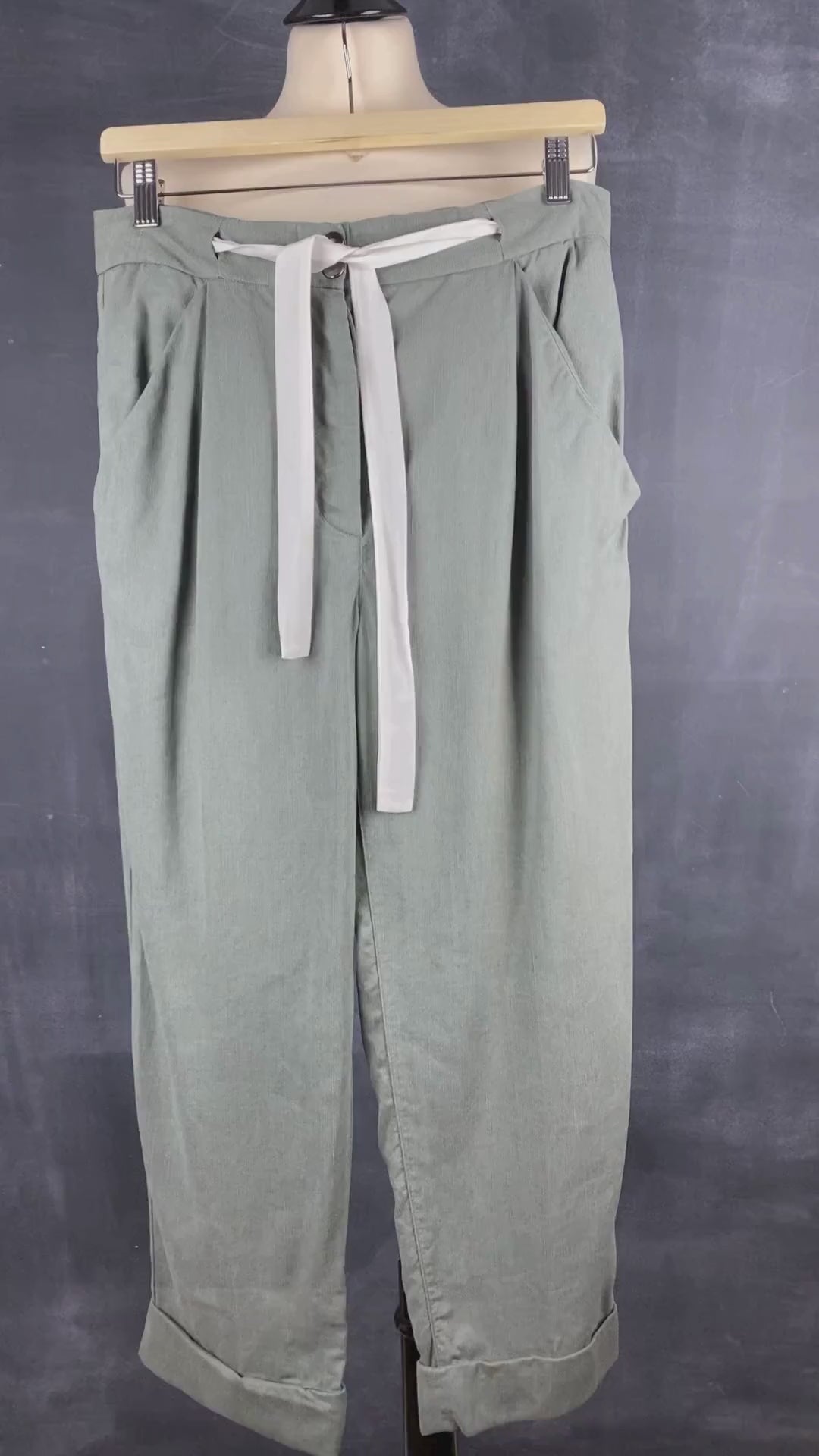 Pantalon vert en lyocell et lin Wilfred, taille 8. Vue de la vidéo qui présente tous les détails du pantalon.