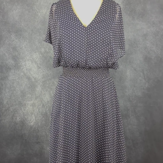 Robe longue marine à mini pois DKNY, taille 6. Vue de la vidéo qui présente tous les détails de la robe.