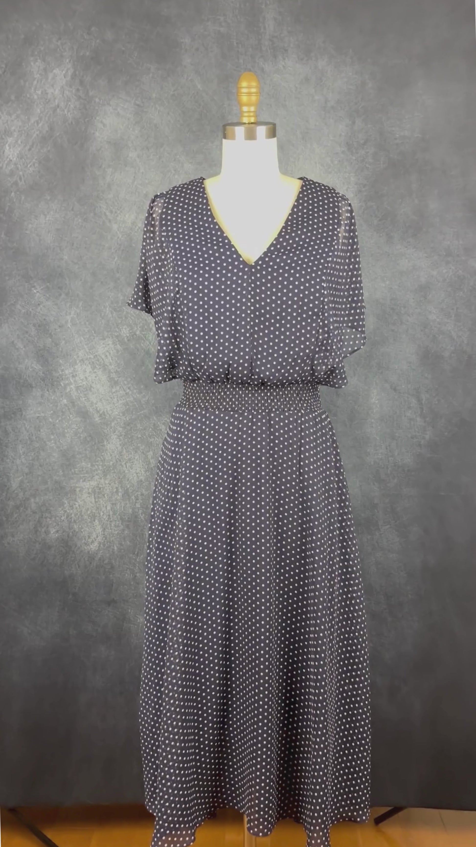 Robe longue marine à mini pois DKNY, taille 6. Vue de la vidéo qui présente tous les détails de la robe.