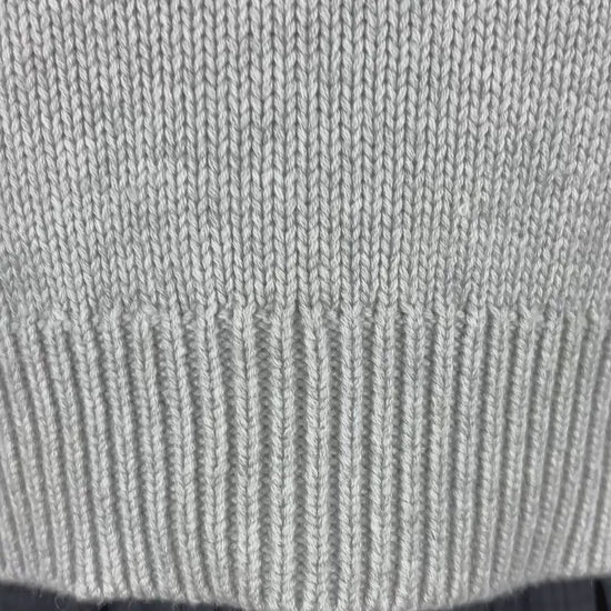 Débardeur en tricot gris chiné clair en laine mérinos et coton Wilfred, taille xs. Vue de la vidéo qui présente tous les détails du débardeur.
