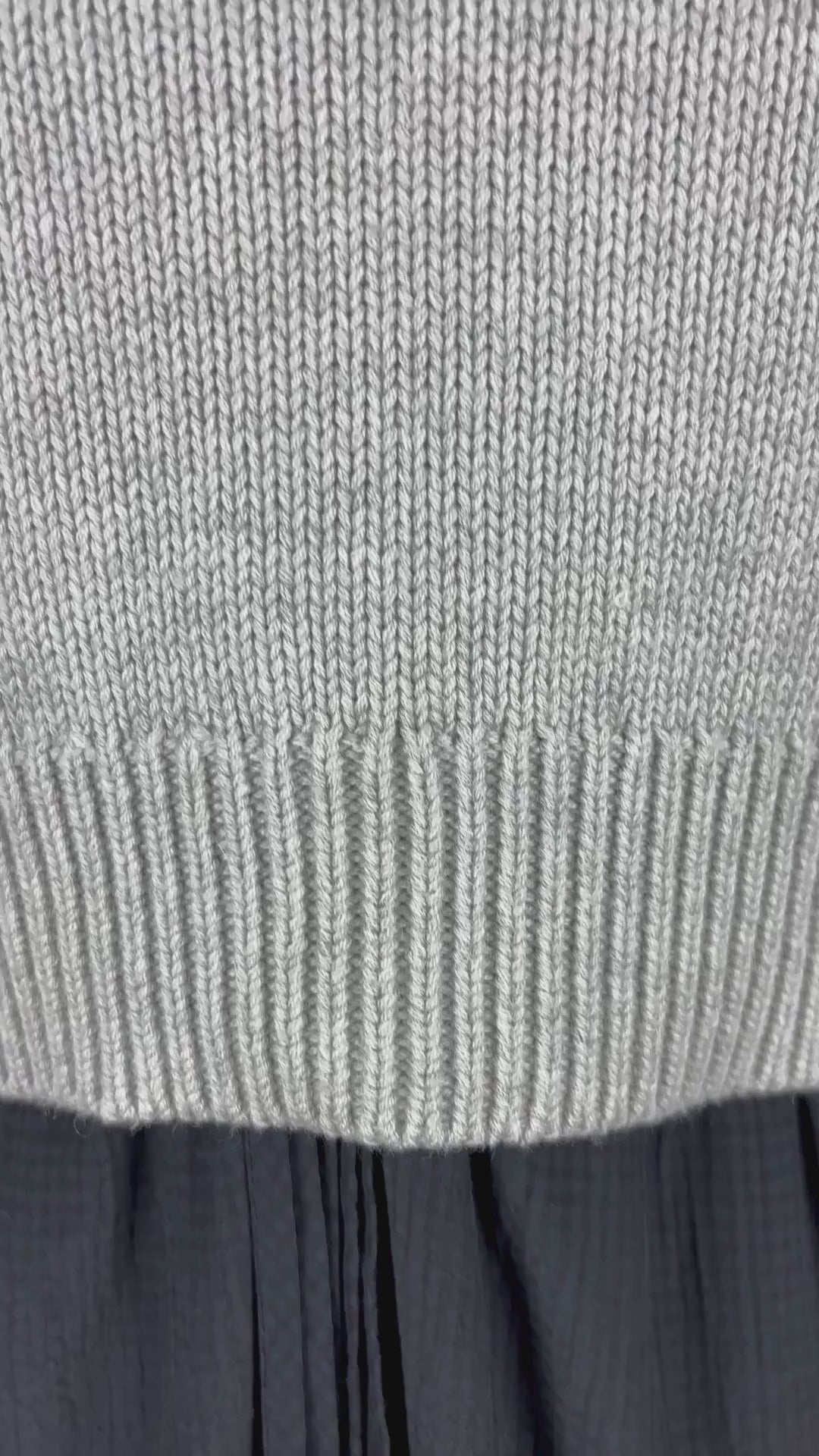 Débardeur en tricot gris chiné clair en laine mérinos et coton Wilfred, taille xs. Vue de la vidéo qui présente tous les détails du débardeur.
