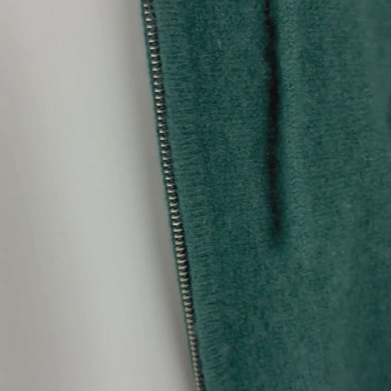 Camisole délicate crème à encolure en V Babaton, taille xs (qui peut faire small). Vue de la vidéo qui présente tous les détails de la camisole.