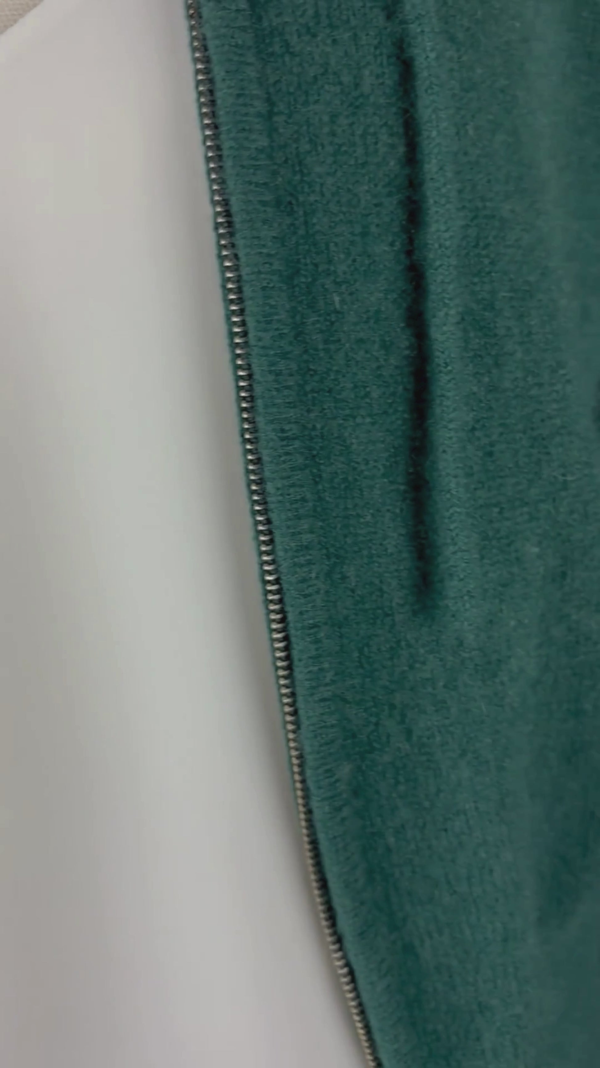 Camisole délicate crème à encolure en V Babaton, taille xs (qui peut faire small). Vue de la vidéo qui présente tous les détails de la camisole.