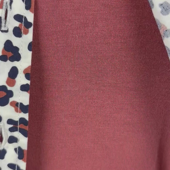 Camisole en jersey doux et extensible rose rouille Sarah Pacini, taille estimée à small/medium. Vue de la vidéo qui présente tous les détails de la camisole et ses agencements.