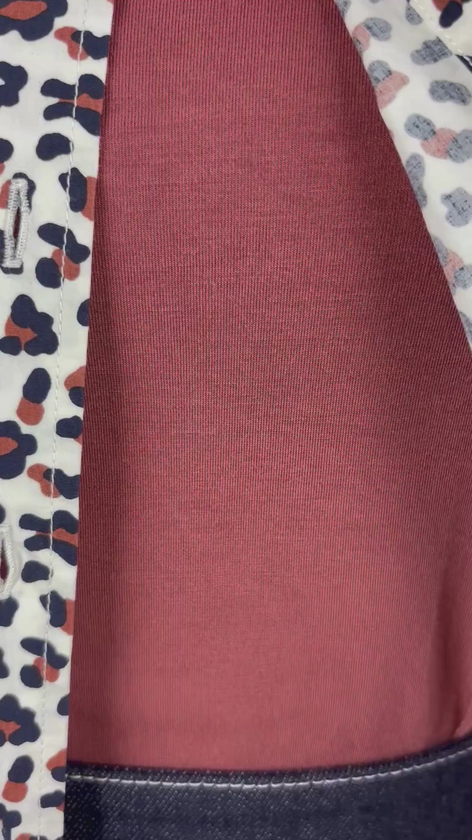 Camisole en jersey doux et extensible rose rouille Sarah Pacini, taille estimée à small/medium. Vue de la vidéo qui présente tous les détails de la camisole et ses agencements.