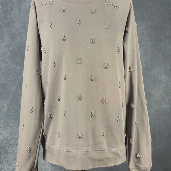 Chandail raglan gris orné de bijoux J.Crew, taille large. Vue de la vidéo qui présente tous les détails du chandail.