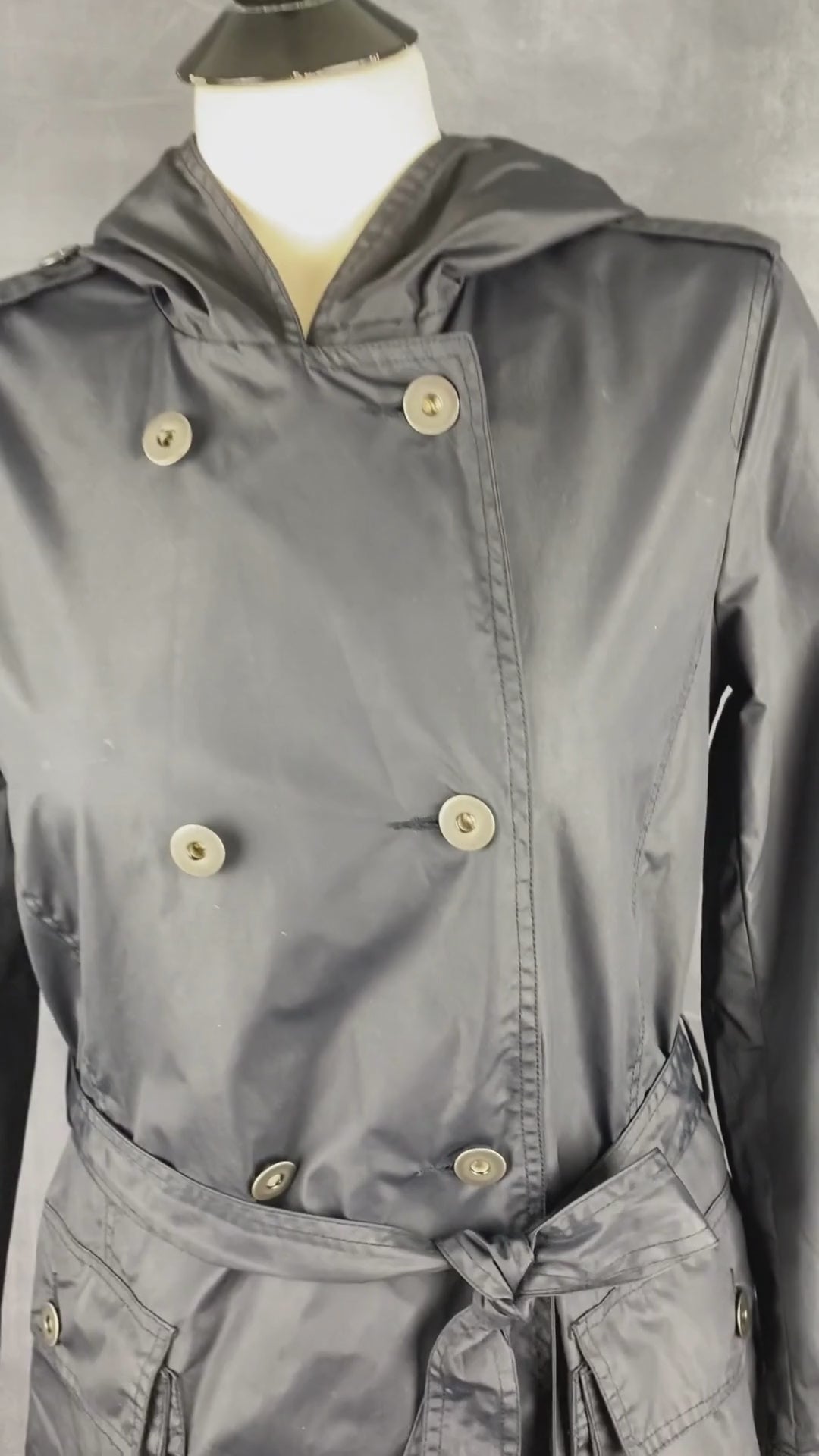 Manteau noir imperméable style trench M0851, taille 2 (xxs-xs-s). Vue de la vidéo qui présente tous les détails du trench.