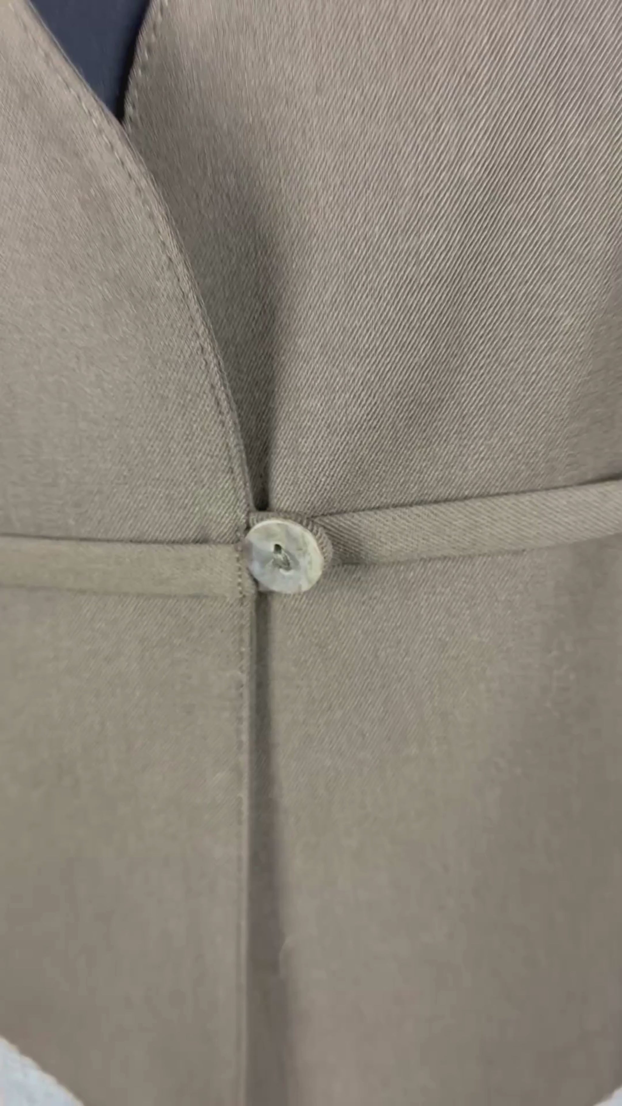 Gilet sans manches en laine vintage Tristan & Iseut, taille large (m). Vue de la vidéo qui présente tous les détails de la veste.