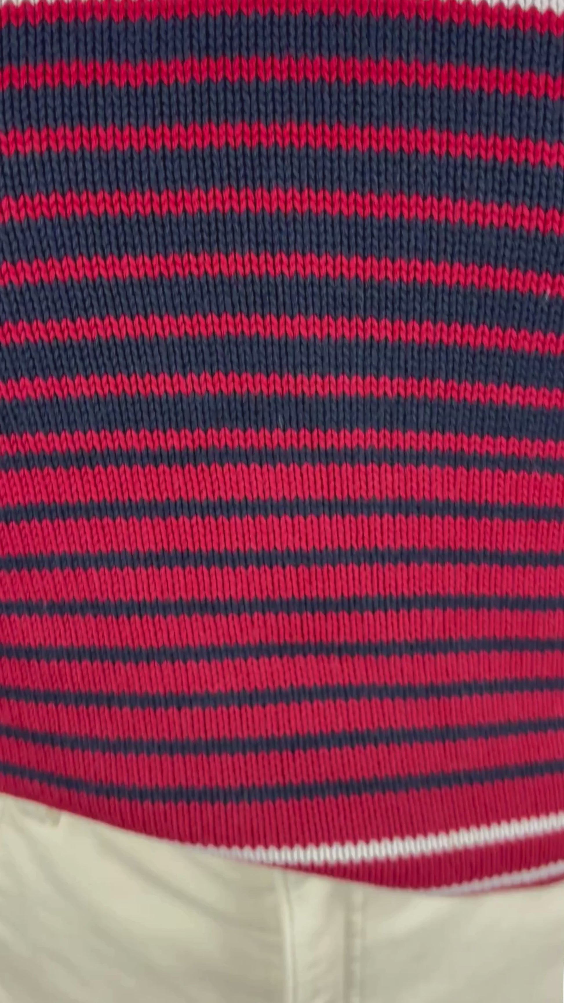 Chandail en tricot de coton à rayures marine, rouge cerise et blanc crème Liz Claiborne, taille medium (petite pour femmes de petite taille). Vue de la vidéo .