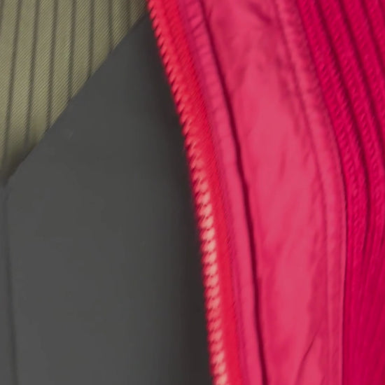 Veste en tricot rouge vintage InWear Jeans, taille small. Vue de la vidéo qui présente tous les détails de la veste.