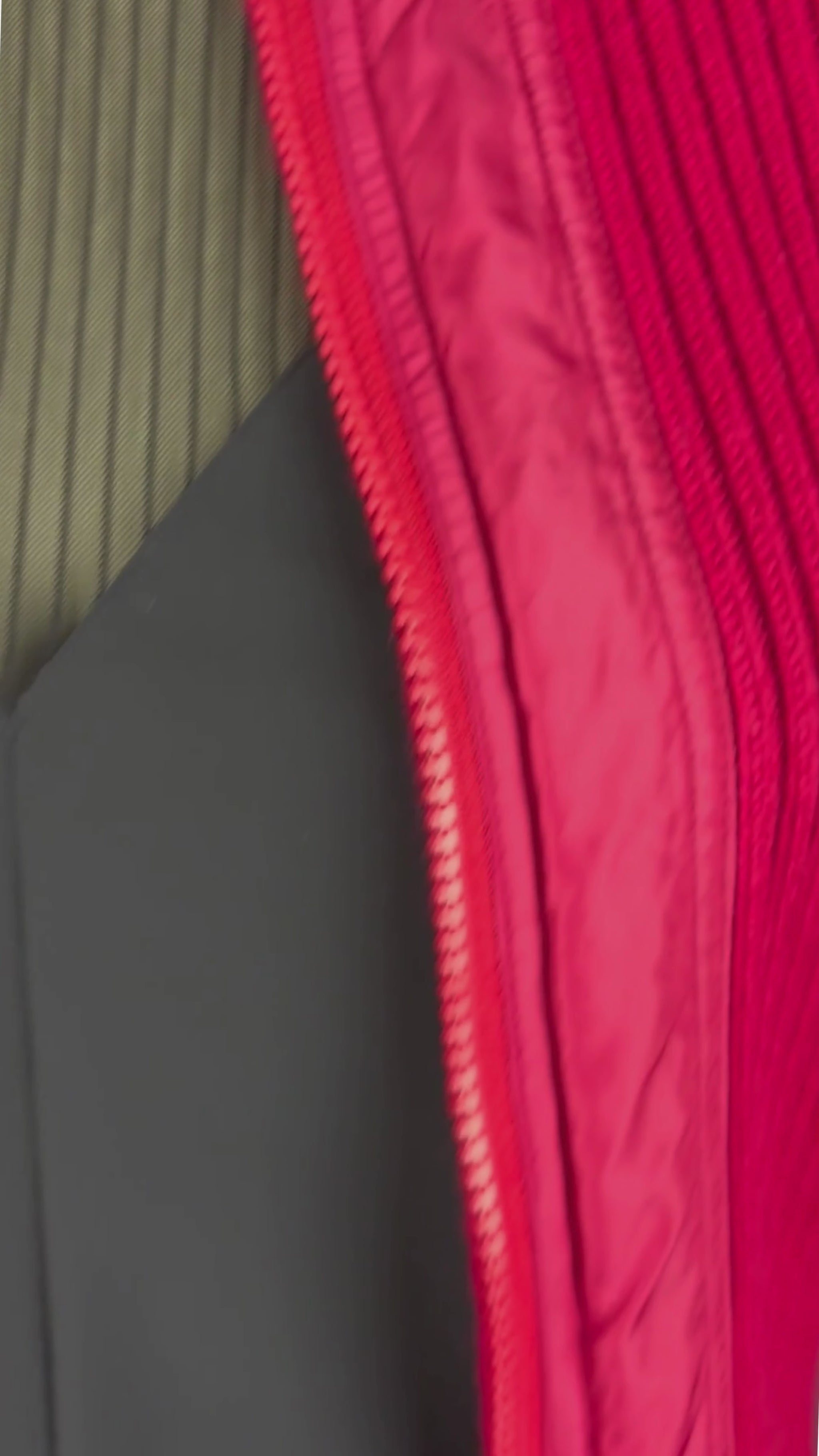 Veste en tricot rouge vintage InWear Jeans, taille small. Vue de la vidéo qui présente tous les détails de la veste.