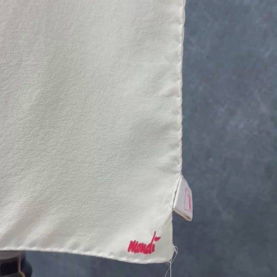 Foulard carré crème avec grosse fleur rouge centrale Mondi, taille 33x35 pouces. Vue de la vidéo qui présente tous les détails du foulard.