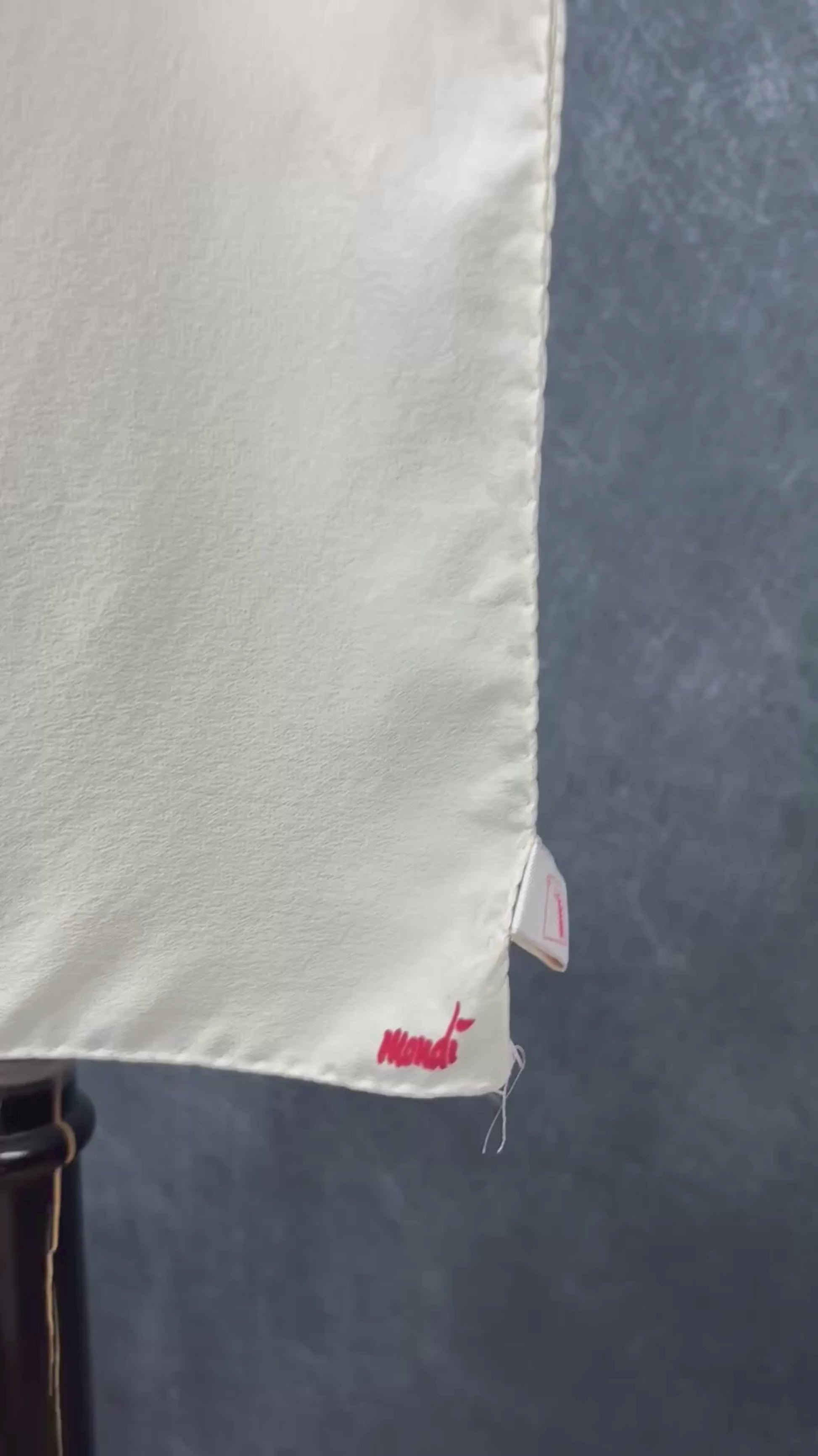 Foulard carré crème avec grosse fleur rouge centrale Mondi, taille 33x35 pouces. Vue de la vidéo qui présente tous les détails du foulard.