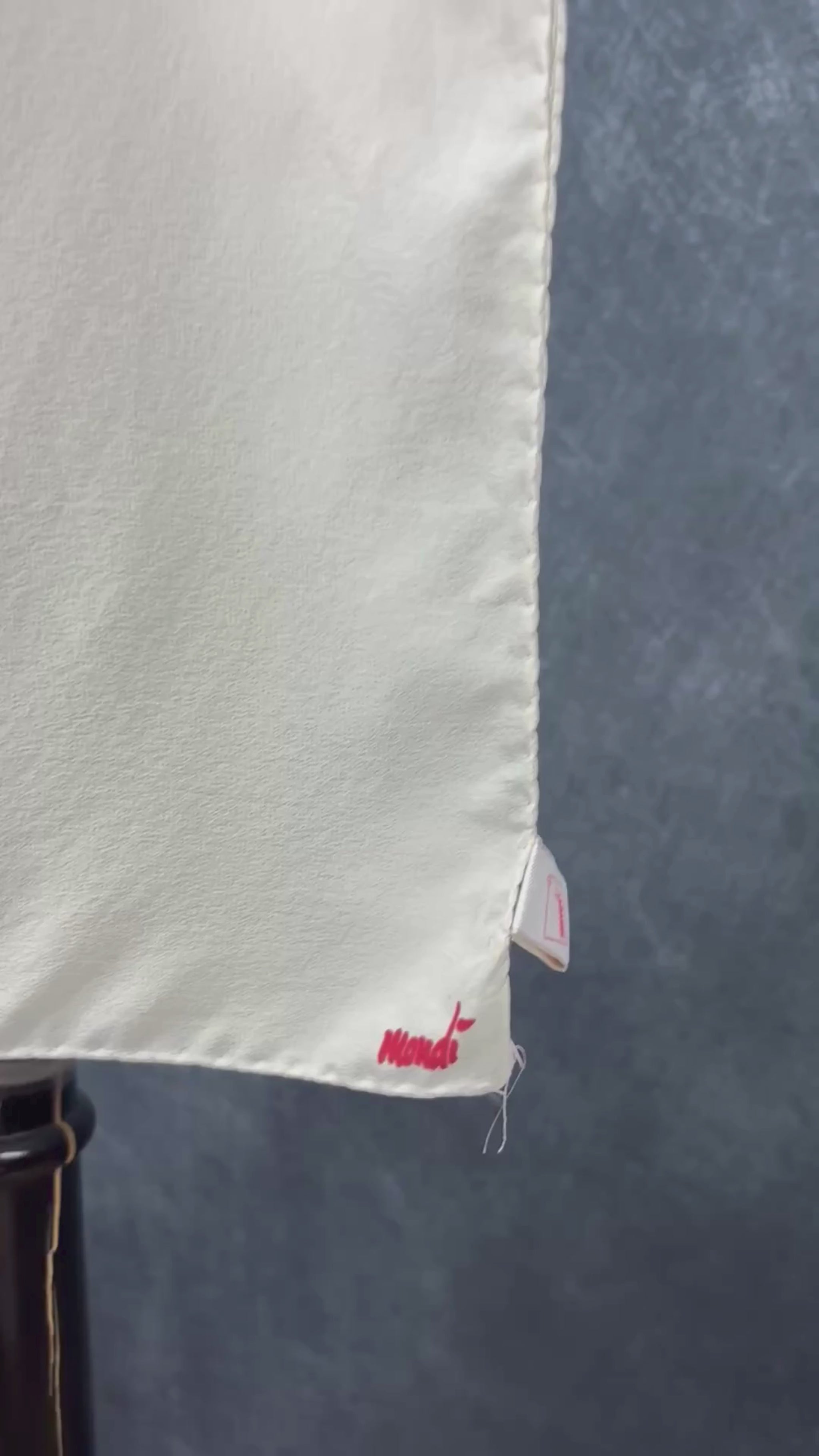 Foulard carré crème avec grosse fleur rouge centrale Mondi, taille 33x35 pouces. Vue de la vidéo qui présente tous les détails du foulard.