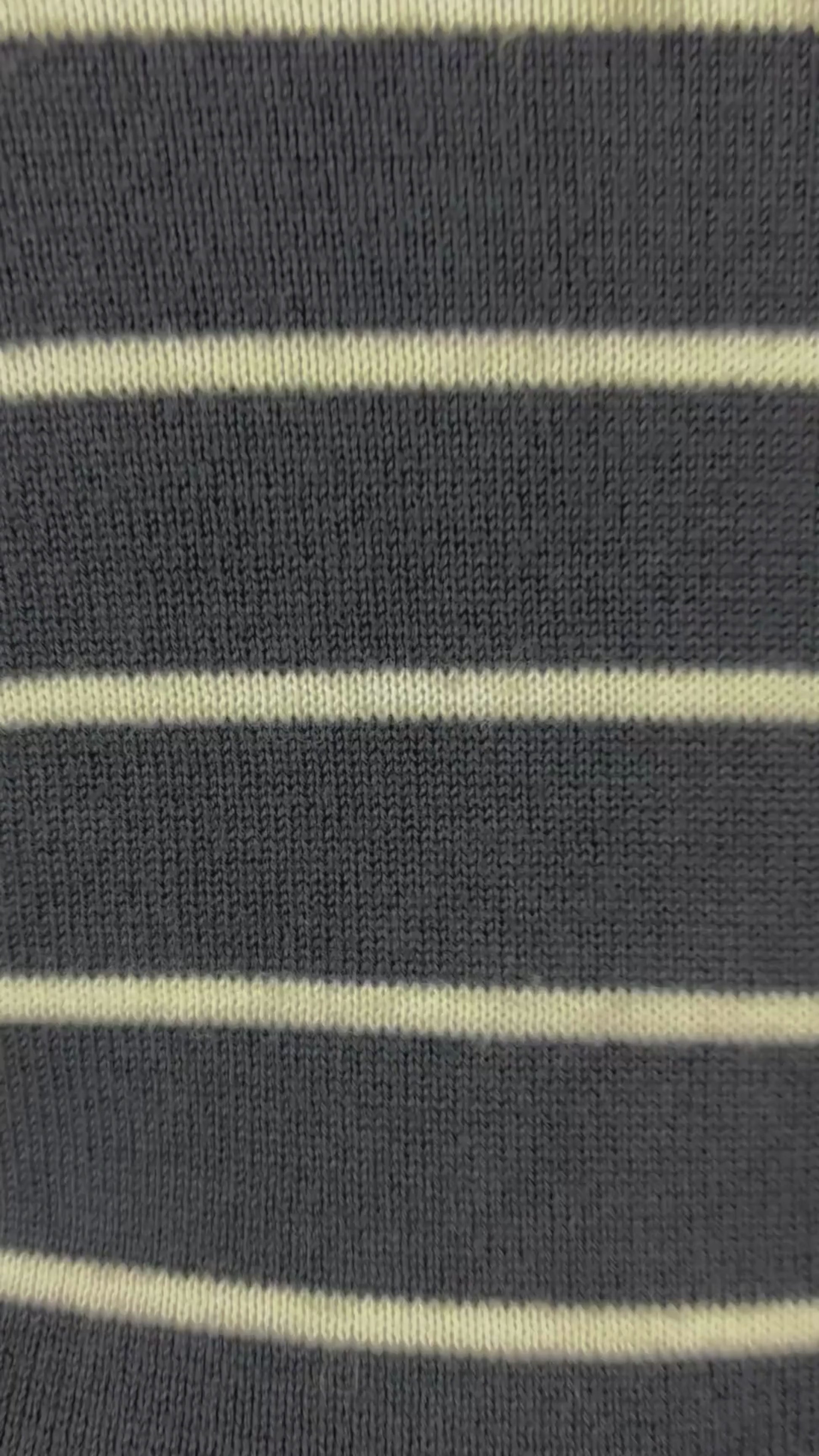 Chandail tricot fin à capuchon et rayures Tommy Hilfiger, taille small (xs). Vue de la vidéo qui présente tous les détails du chandail.