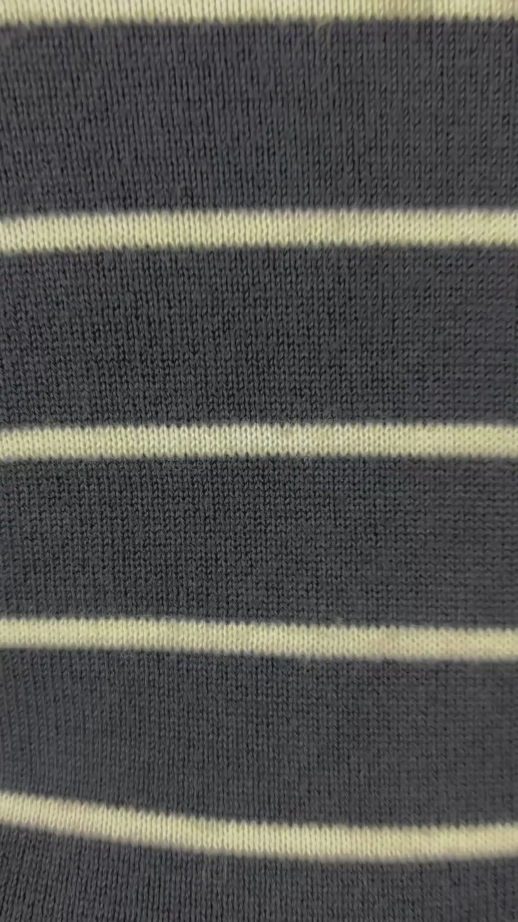 Chandail tricot fin à capuchon et rayures Tommy Hilfiger, taille small (xs). Vue de la vidéo qui présente tous les détails du chandail.