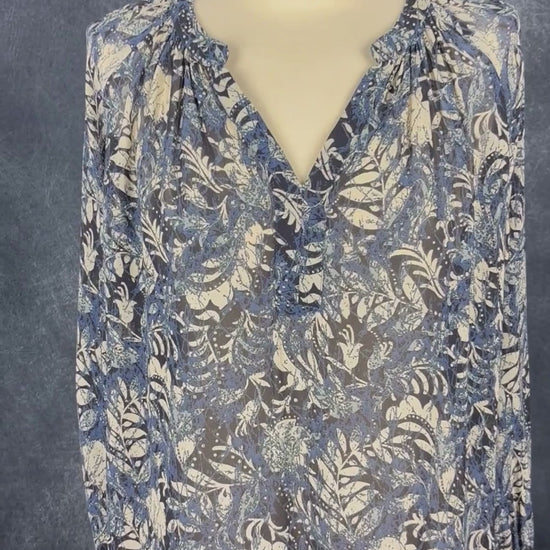 Blouse fluide légèrement translucide à motifs de feuillages crème et bleu Part Two, taille 36 (s). Vue de la vidéo qui présente tous les détails de la blouse.